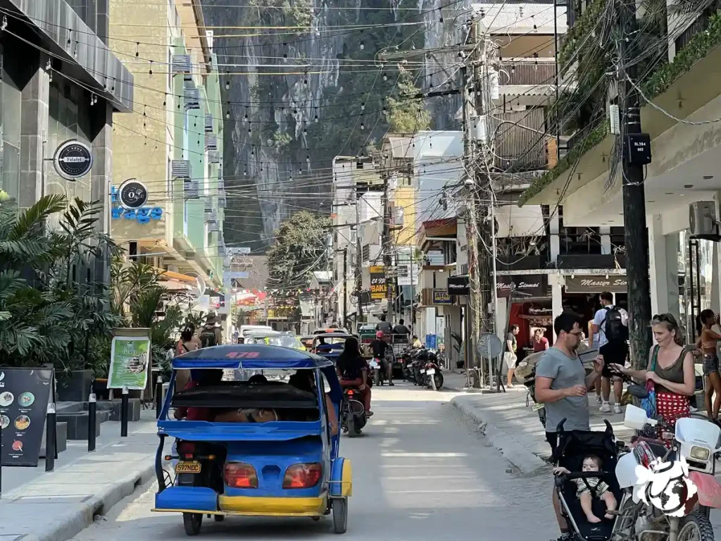 Calle de el Nido con muchos tuc tuc