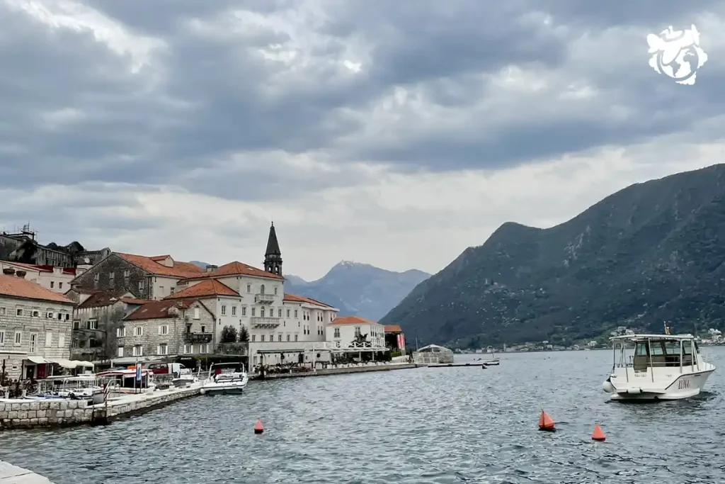 Pueblo Perast en la Bahía de Kotor