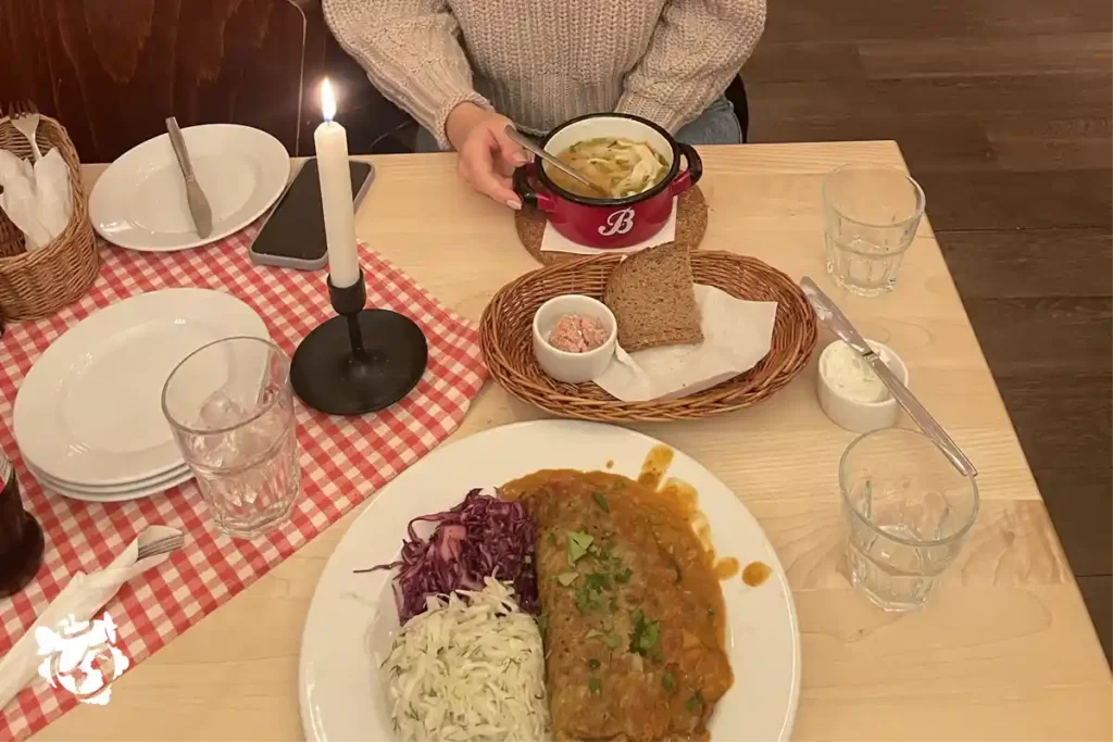 Restaurante con comida polaca tradicional. En la imagen placki ziemniaczane y rosol.