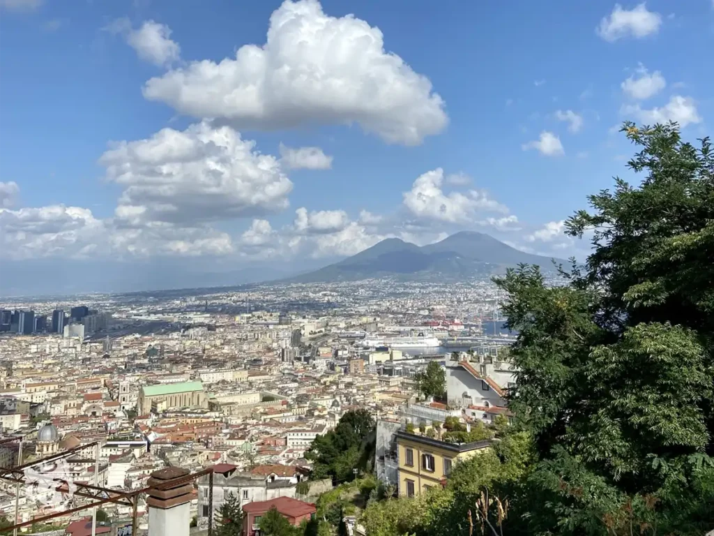 Vista Panorámica de Nápoles con el volcán Vesubio de fondo