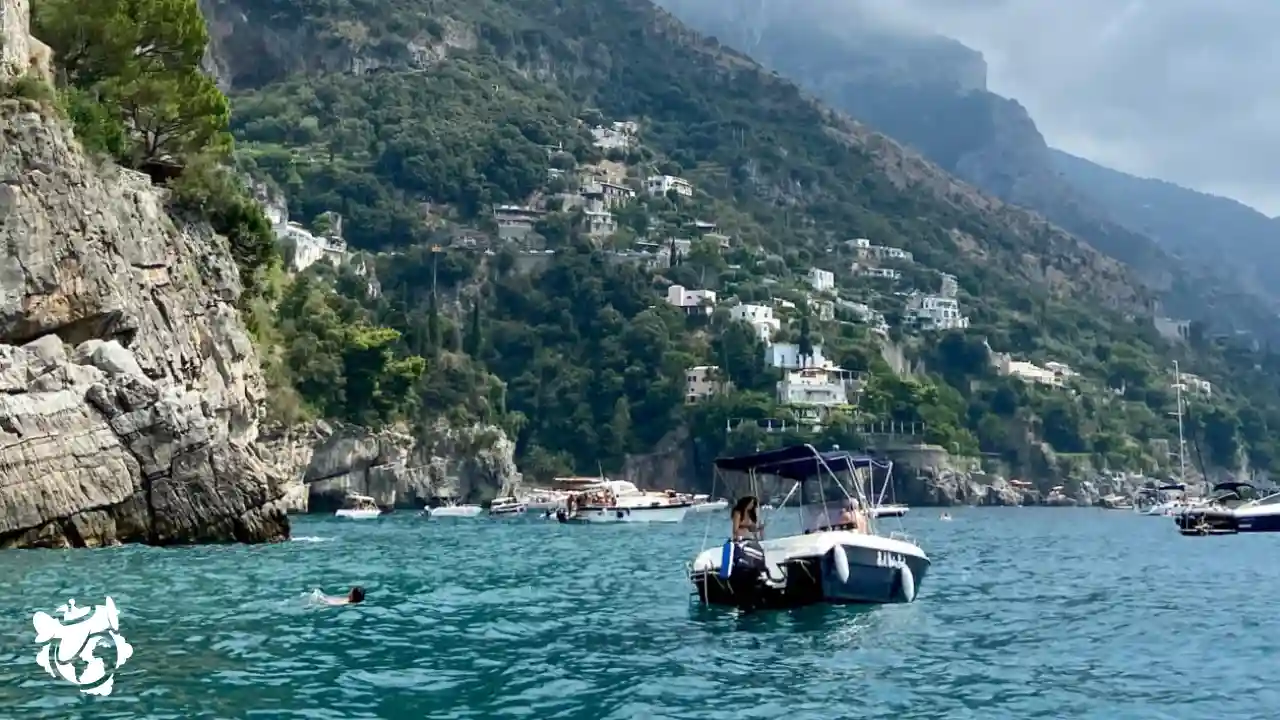 Foto de la Costa Amalfitana tomada desde un barco