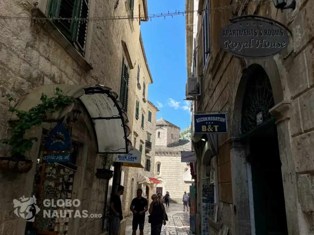 centro histórico de Kototor, uno de los pueblos más bonitos que ver en Montenegro
