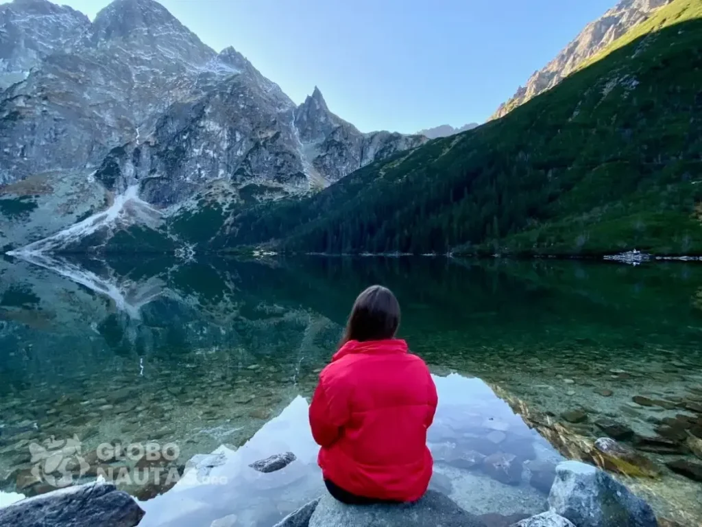 El lago Morskie Oko en otoño, un día soleado.