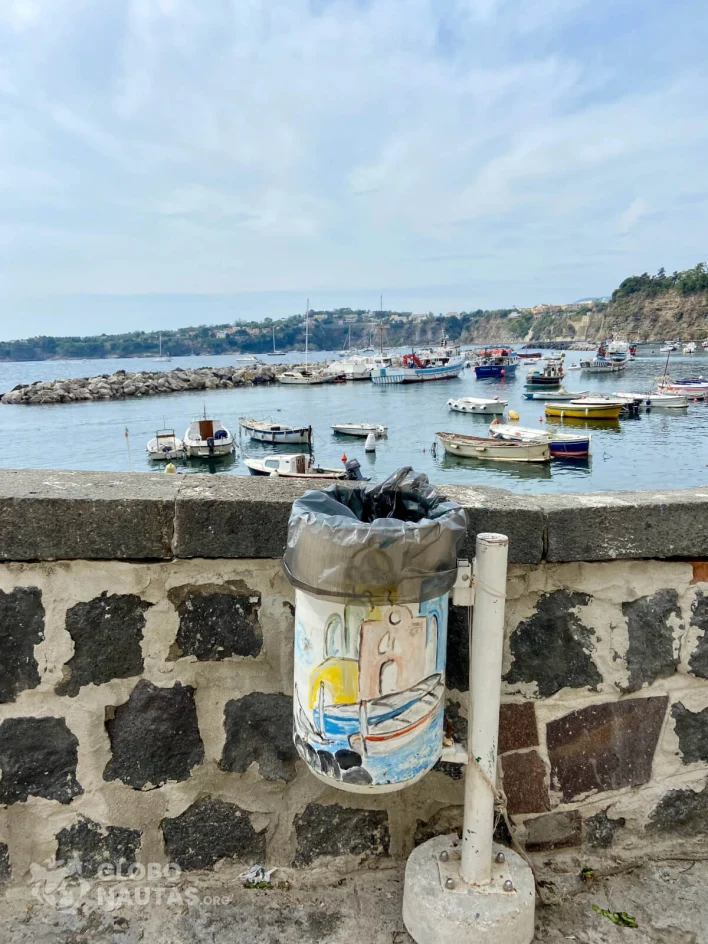 Basurero bonito en Procida