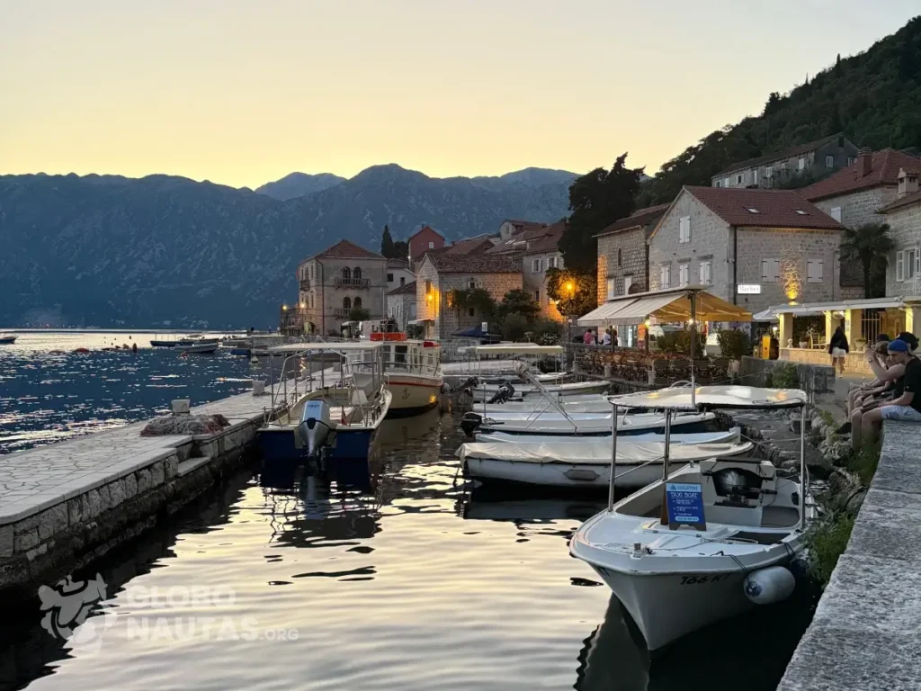 El pueblo de Perast en Montenegro al atardecer, uno de los mejores lugares que ver en Montenegro
