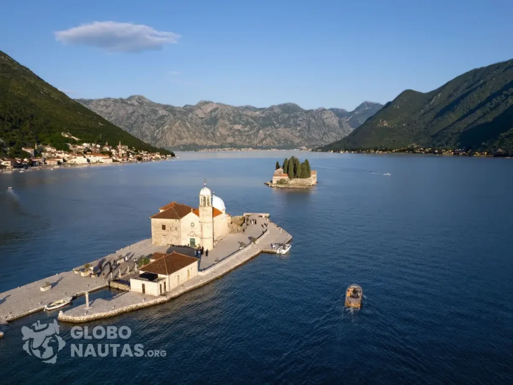 Islas de San Jorge y Nuestra Señora de Las Rocas en la Bahía de Kotor, Montenegro
